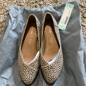 NWT Toms Jutti Suede Flats!